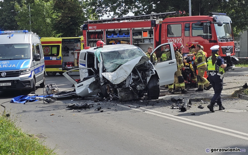 1/10 Kierujący mercedesem uderzył w drzewo przy Kostrzyńskiej