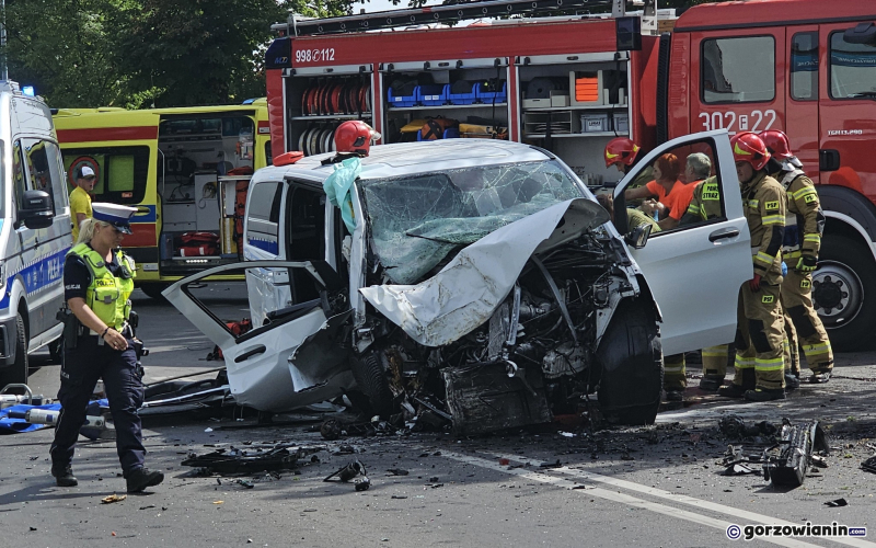 3/10 Kierujący mercedesem uderzył w drzewo przy Kostrzyńskiej