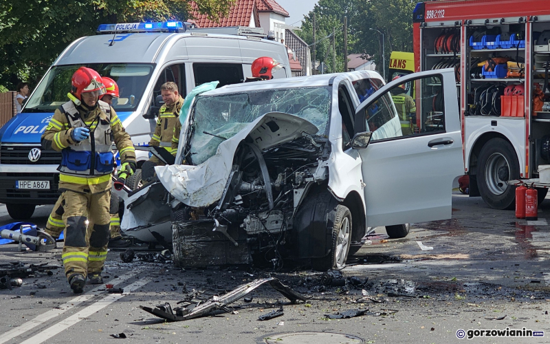 4/10 Kierujący mercedesem uderzył w drzewo przy Kostrzyńskiej