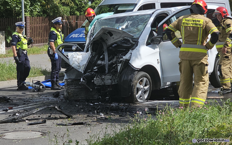 8/10 Kierujący mercedesem uderzył w drzewo przy Kostrzyńskiej