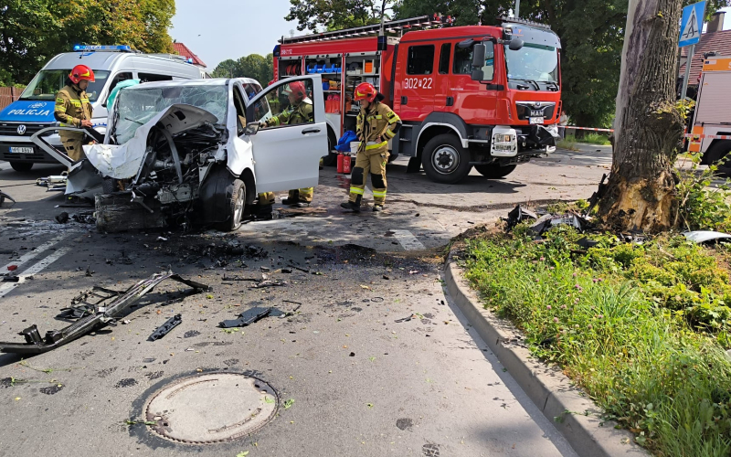 10/10 Kierujący mercedesem uderzył w drzewo przy Kostrzyńskiej