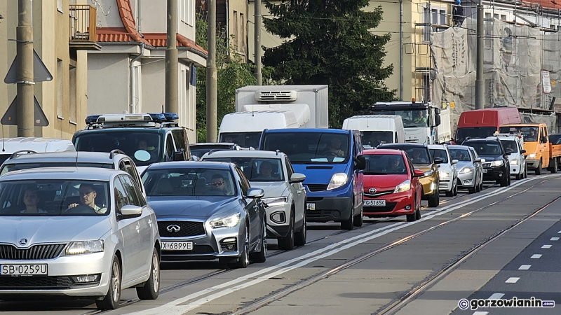 5/6 Paraliż komunikacyjny na Podmiejskiej. Wszystko przez zapadniętą studzienkę