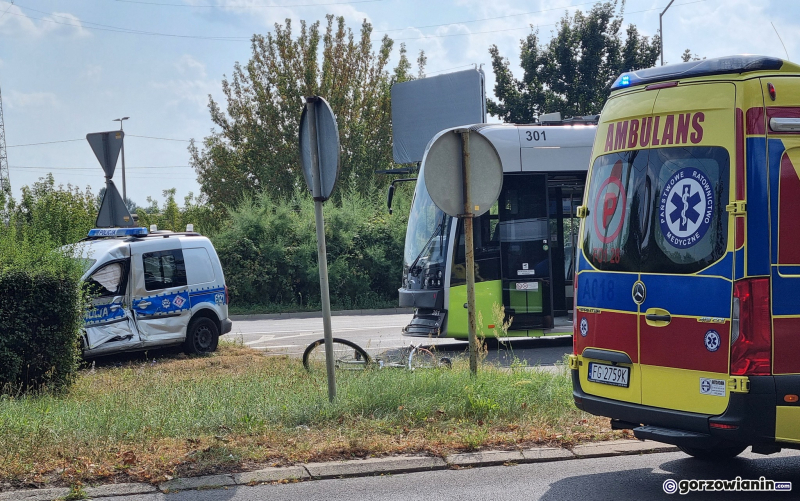 3/6 Radiowóz wjechał pod tramwaj przy Al. 11 Listopada