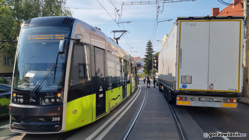4/8 Zderzenie ciężarówki, kii i tramwaju na Podmiejskiej