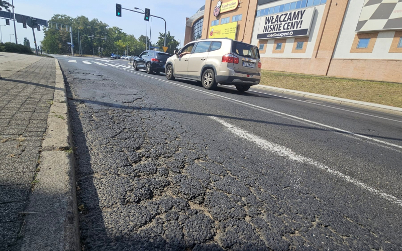 5/6 Zniszczony asfalt na Estkowskiego