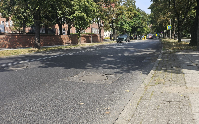 6/6 Zniszczony asfalt na Estkowskiego