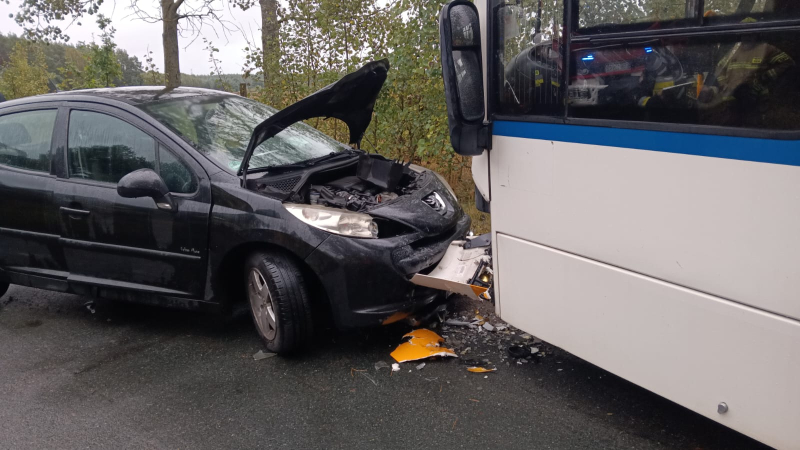 1/4 Czołówka peugeota i autobusu 