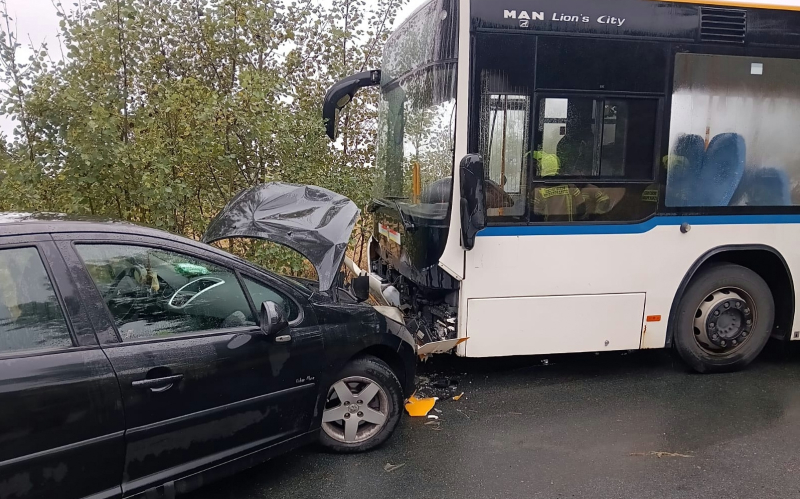 3/4 Czołówka peugeota i autobusu 
