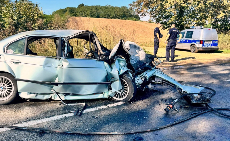 4/6 Czołowe zderzenie BMW i opla na DW132