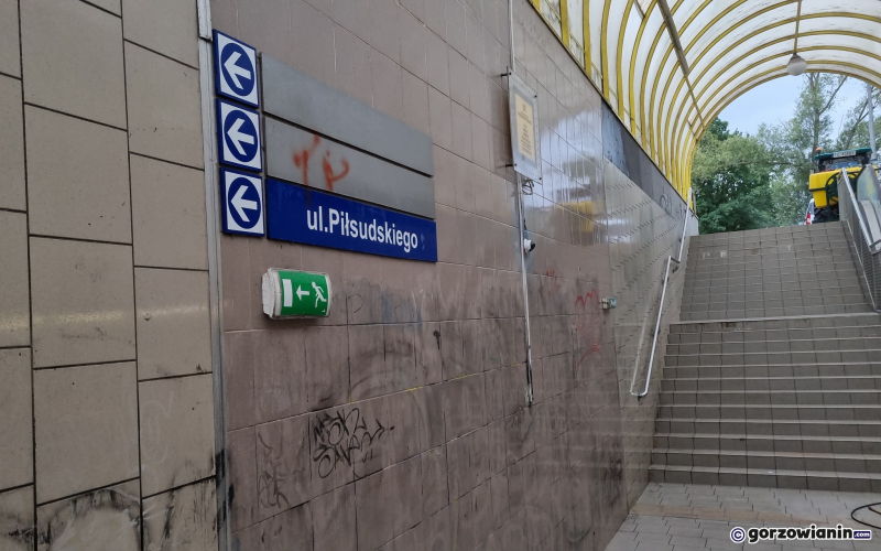 4/11 Czyszczenie przejścia podziemnego przy ul. Piłsudskiego