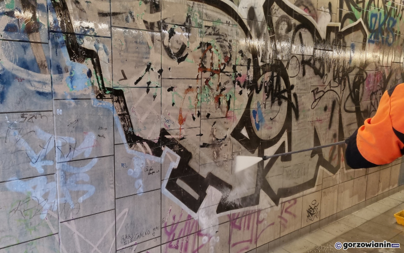 8/11 Czyszczenie przejścia podziemnego przy ul. Piłsudskiego