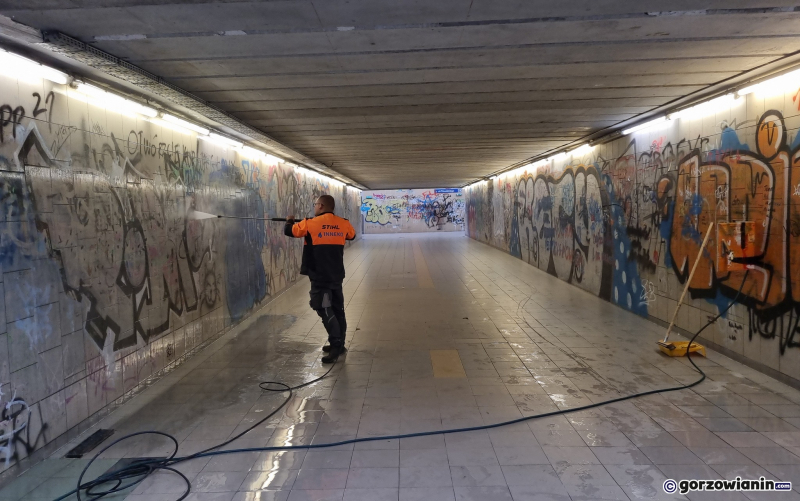 10/11 Czyszczenie przejścia podziemnego przy ul. Piłsudskiego
