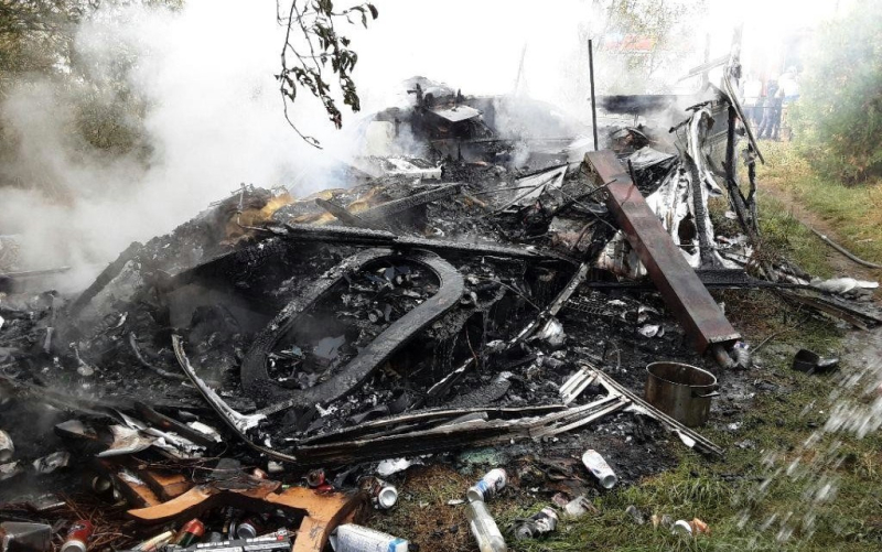 3/4 Spalona przyczepa kempingowa w Karninie