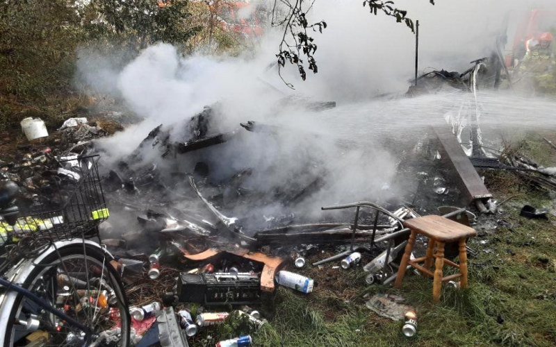 4/4 Spalona przyczepa kempingowa w Karninie