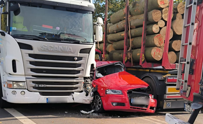 3/4 Zderzenie dwóch ciężarówek i audi