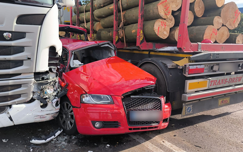 4/4 Zderzenie dwóch ciężarówek i audi