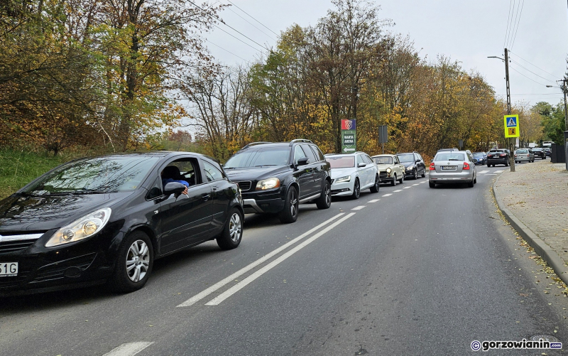 2/9 Duży ruch na drogach dojazdowych do cmentarza