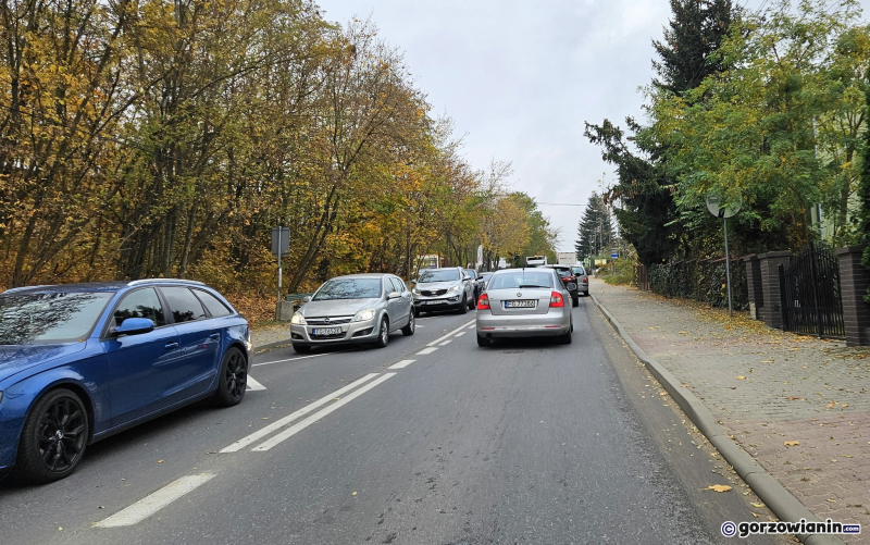 3/9 Duży ruch na drogach dojazdowych do cmentarza