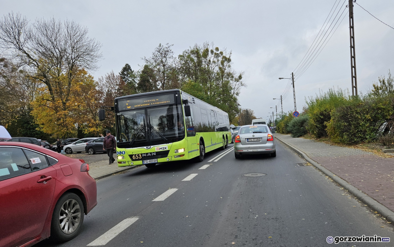 4/9 Duży ruch na drogach dojazdowych do cmentarza
