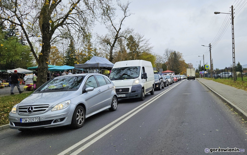6/9 Duży ruch na drogach dojazdowych do cmentarza