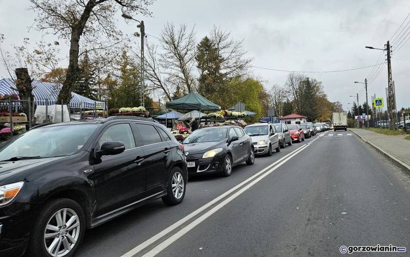 7/9 Duży ruch na drogach dojazdowych do cmentarza