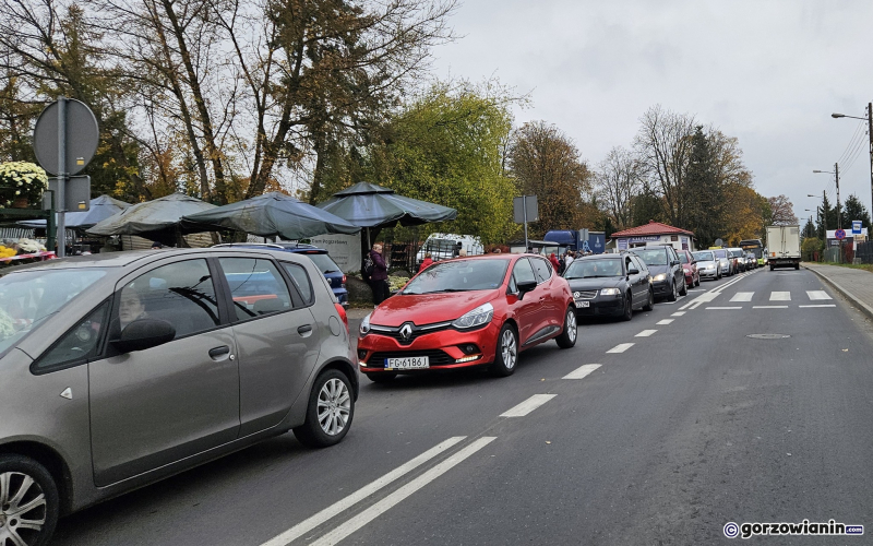 8/9 Duży ruch na drogach dojazdowych do cmentarza