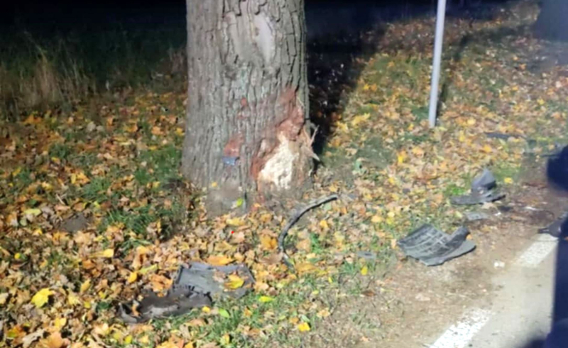 3/5 Kierujący oplem uderzył w drzewo i dachował