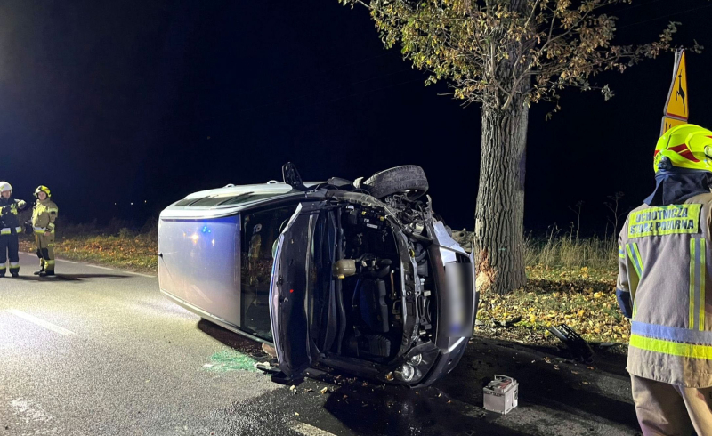 4/5 Kierujący oplem uderzył w drzewo i dachował