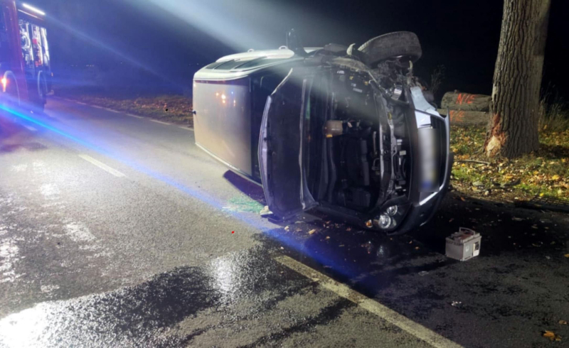 5/5 Kierujący oplem uderzył w drzewo i dachował