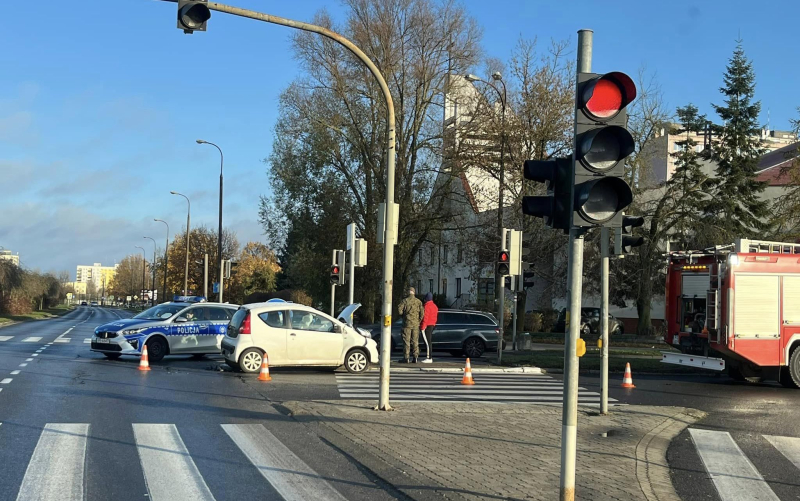 3/4 Zderzenie toyoty i peugeota na skrzyżowaniu ul. Piłsudskiego i Czereśniowej