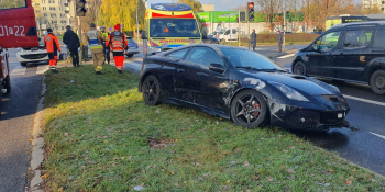 Zderzenie toyoty i peugeota na skrzyżowaniu ul. Piłsudskiego i Czereśniowej