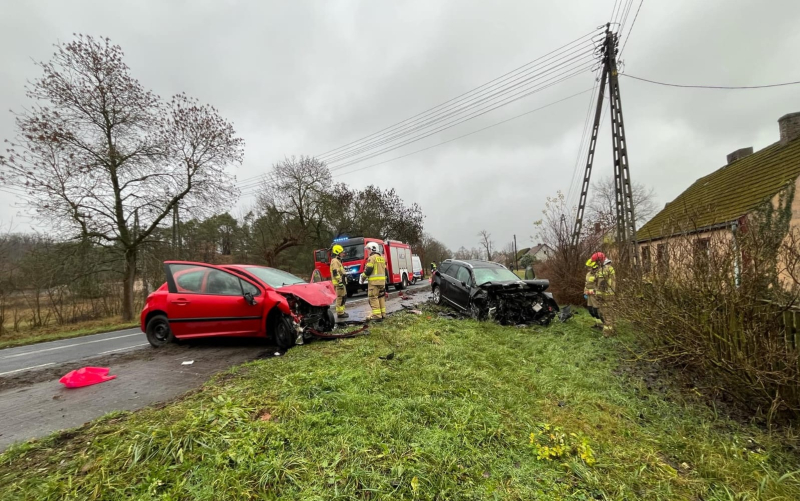 2/4 Czołówka peugeota i citroena w Motylewie