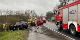 Czołówka peugeota i citroena w Motylewie