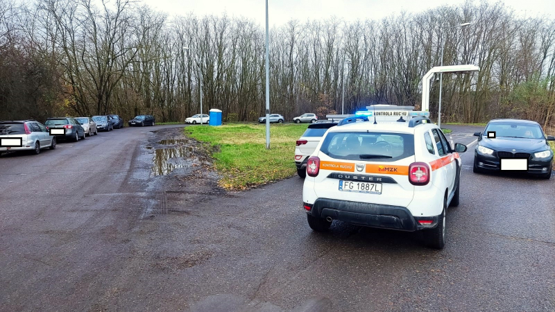 2/11 Kierowcy łamią przepisy i parkują na pętli autobusowej na Dekerta