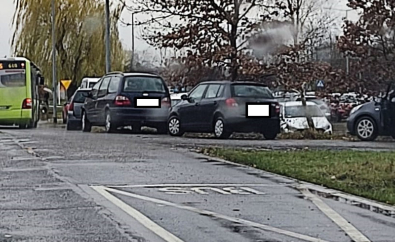4/11 Kierowcy łamią przepisy i parkują na pętli autobusowej na Dekerta