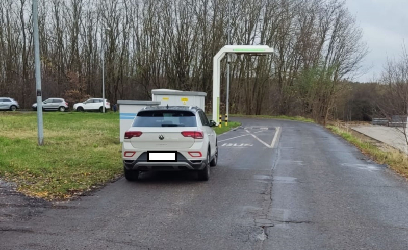 6/11 Kierowcy łamią przepisy i parkują na pętli autobusowej na Dekerta