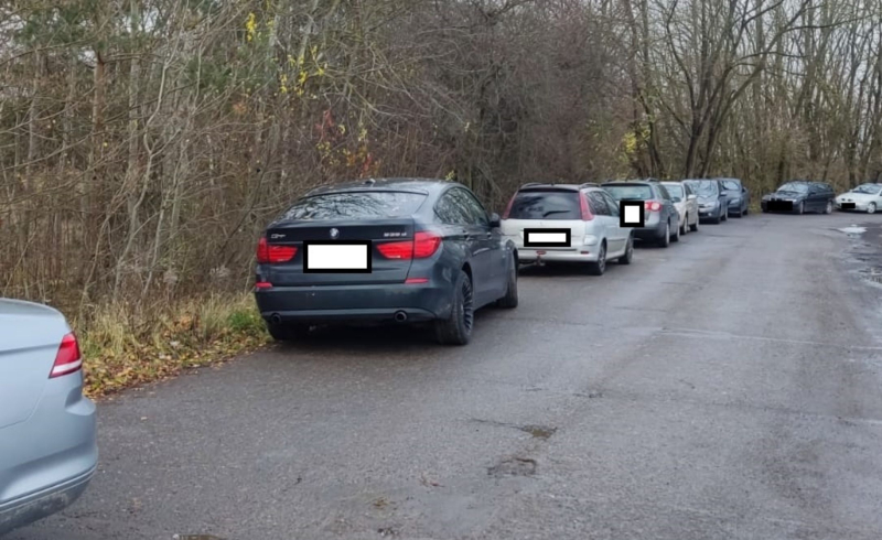 8/11 Kierowcy łamią przepisy i parkują na pętli autobusowej na Dekerta