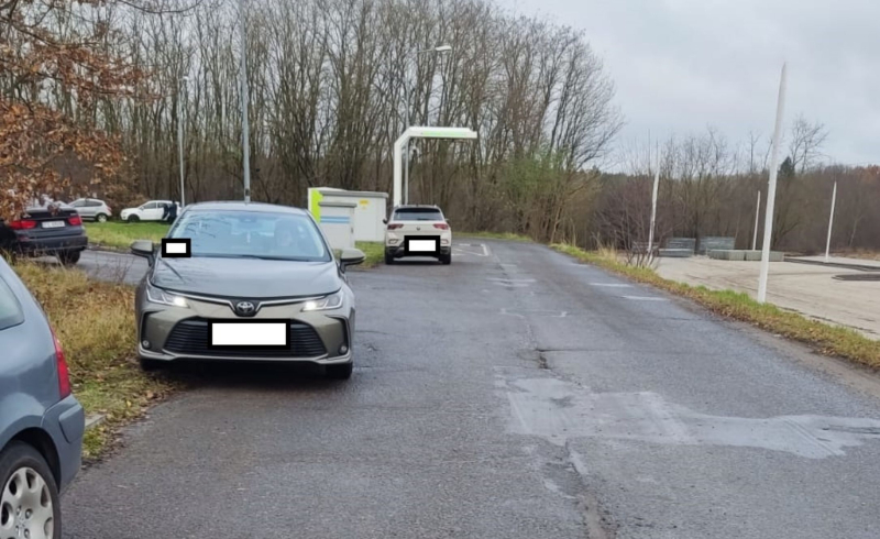 9/11 Kierowcy łamią przepisy i parkują na pętli autobusowej na Dekerta