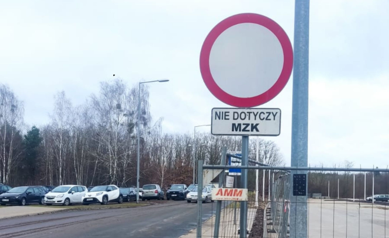 10/11 Kierowcy łamią przepisy i parkują na pętli autobusowej na Dekerta
