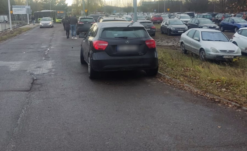 11/11 Kierowcy łamią przepisy i parkują na pętli autobusowej na Dekerta