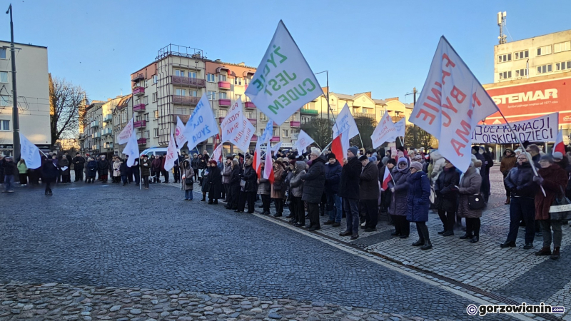 13/15 „Stop deprawacji polskich dzieci” – manifestacja na Starym Rynku w Gorzowie