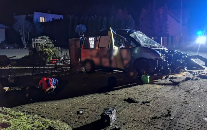 3/6 Wypadek w Bogdańcu. Citroen uderzył w betonowe ogrodzenie