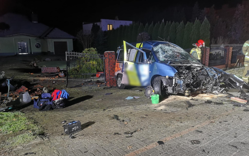 4/6 Wypadek w Bogdańcu. Citroen uderzył w betonowe ogrodzenie