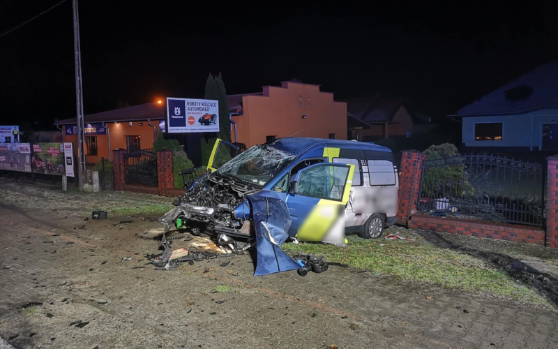 5/6 Wypadek w Bogdańcu. Citroen uderzył w betonowe ogrodzenie