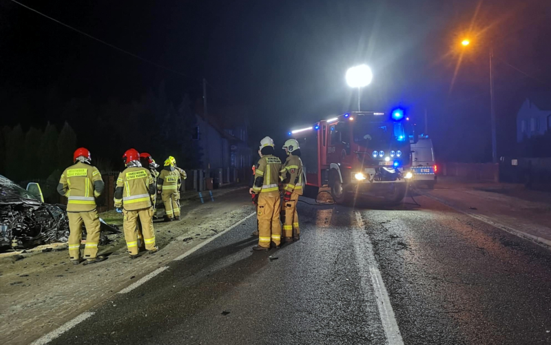 6/6 Wypadek w Bogdańcu. Citroen uderzył w betonowe ogrodzenie