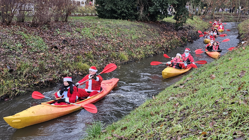 3/16 Orszak Świętego Mikołaja przypłynął Kłodawką prosto do parku Wiosny Ludów 