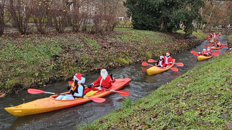 4/16 Orszak Świętego Mikołaja przypłynął Kłodawką prosto do parku Wiosny Ludów 