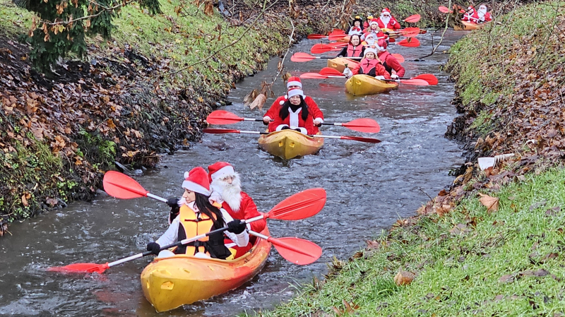 5/16 Orszak Świętego Mikołaja przypłynął Kłodawką prosto do parku Wiosny Ludów 