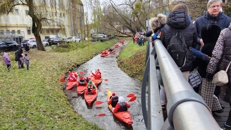 6/16 Orszak Świętego Mikołaja przypłynął Kłodawką prosto do parku Wiosny Ludów 