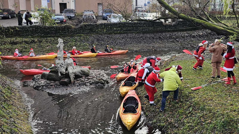 7/16 Orszak Świętego Mikołaja przypłynął Kłodawką prosto do parku Wiosny Ludów 